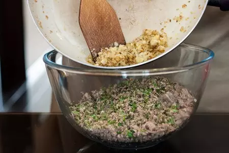 Мясной пирог ромашка: шаг 3