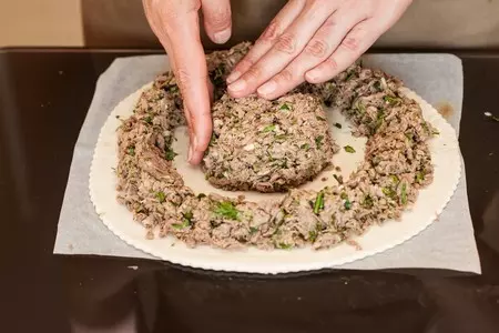 Мясной пирог ромашка: шаг 5