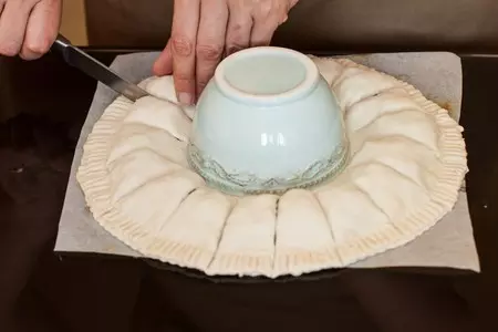 Мясной пирог ромашка: шаг 7