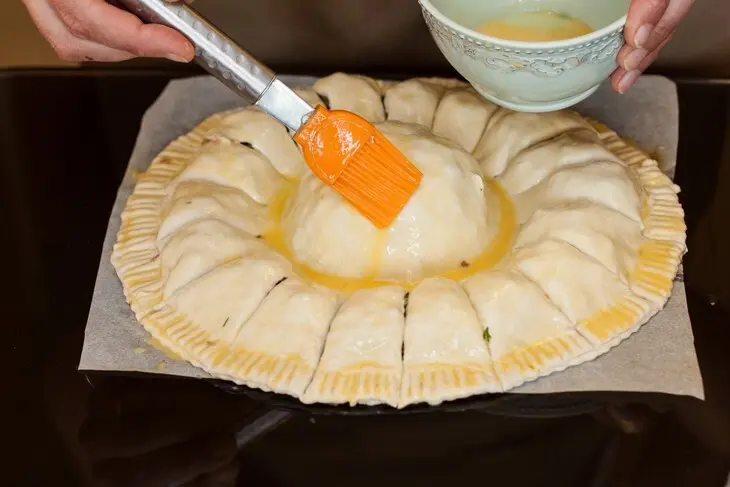 Мясной пирог ромашка: шаг 8