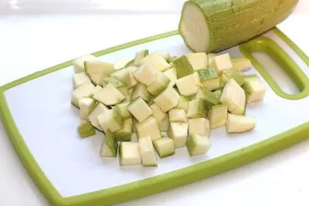 Овощное рагу из кабачков с капустой, морковью и томатным соусом: шаг 2