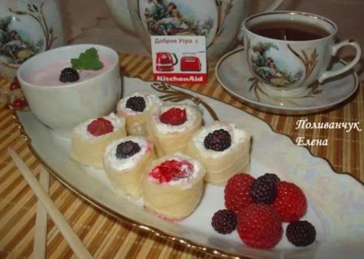 Вафельные роллы  с творогом и ягодами.: шаг 10