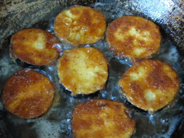 Башенки из баклажана с сыром и томатным соусом: шаг 6