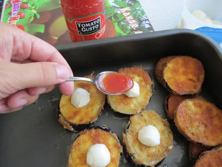 Башенки из баклажана с сыром и томатным соусом: шаг 7
