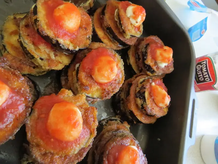 Башенки из баклажана с сыром и томатным соусом: шаг 8