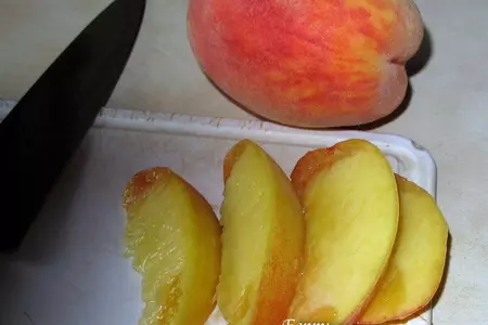 Салат с моцареллой и персиками: шаг 2
