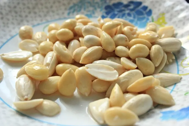 Овсяная каша с кокосом, миндальным молоком и нектринами: шаг 1
