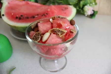 Десерт из арбуза с орешками и инжиром: шаг 3