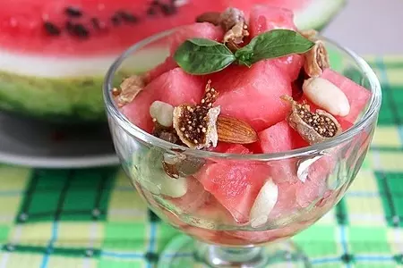 Десерт из арбуза с орешками и инжиром: шаг 4