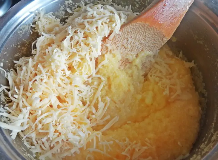 Жареная полента с овощами: шаг 3