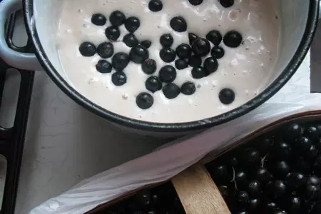 Маффинки на фруктозе для любимой бабушки(вишневые с черной смородиной): шаг 3