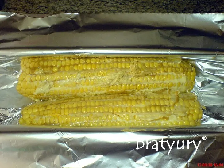 Кукуруза, запеченная в фольге: шаг 1