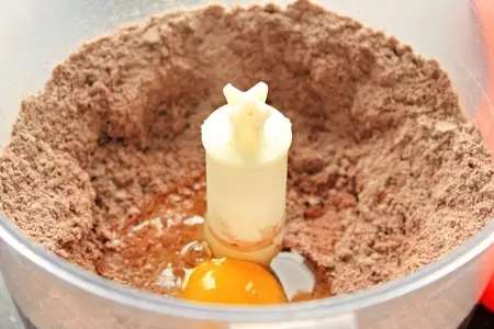 Шоколадный тарт с мятной панакотой и красной смородиной: шаг 1