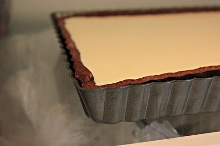 Шоколадный тарт с мятной панакотой и красной смородиной: шаг 12
