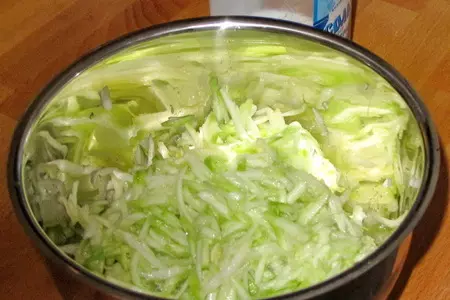 Оладьи с кабачками и творогом: шаг 2