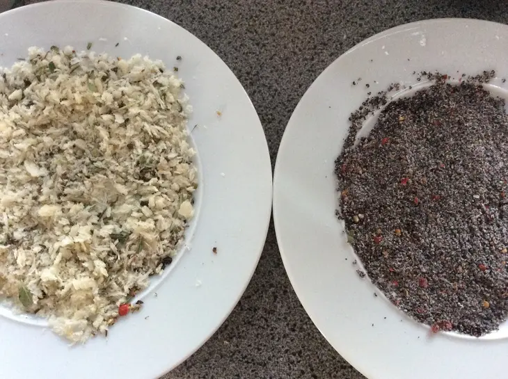 Котлетки в духовке с двумя видами панировки: шаг 1