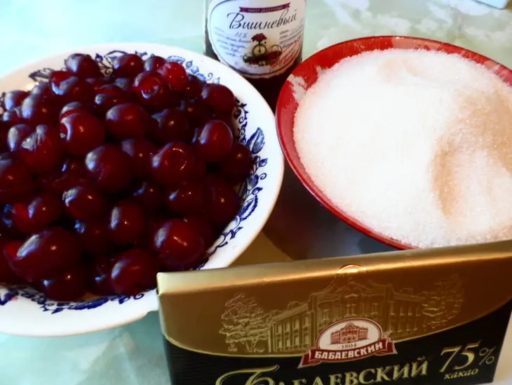 Варенье из вишни с шоколадом и ликёром.(пьяная вишня): шаг 1