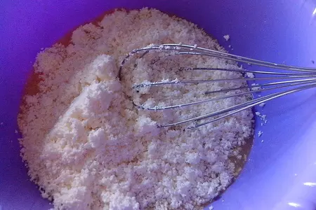 Пирог из творожного теста с зеленым луком, грибами и яйцами: шаг 2