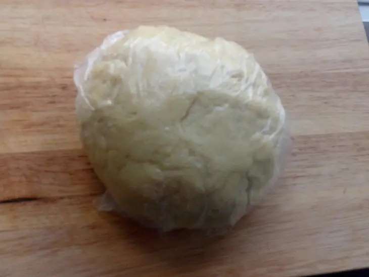 Пирог из творожного теста с зеленым луком, грибами и яйцами: шаг 4