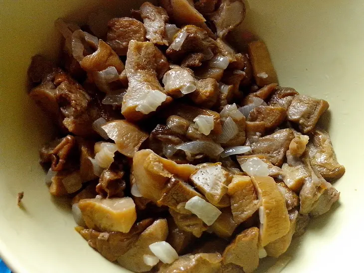 Пирог из творожного теста с зеленым луком, грибами и яйцами: шаг 6