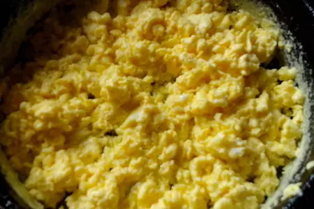 Пирог из творожного теста с зеленым луком, грибами и яйцами: шаг 8
