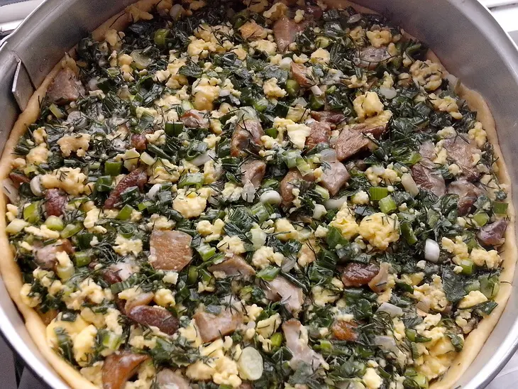 Пирог из творожного теста с зеленым луком, грибами и яйцами: шаг 11