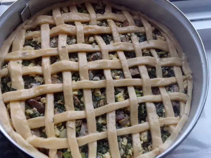 Пирог из творожного теста с зеленым луком, грибами и яйцами: шаг 12