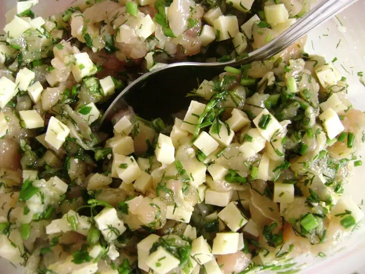 Мантошки с сыром, зеленью и куриным филе.: шаг 1