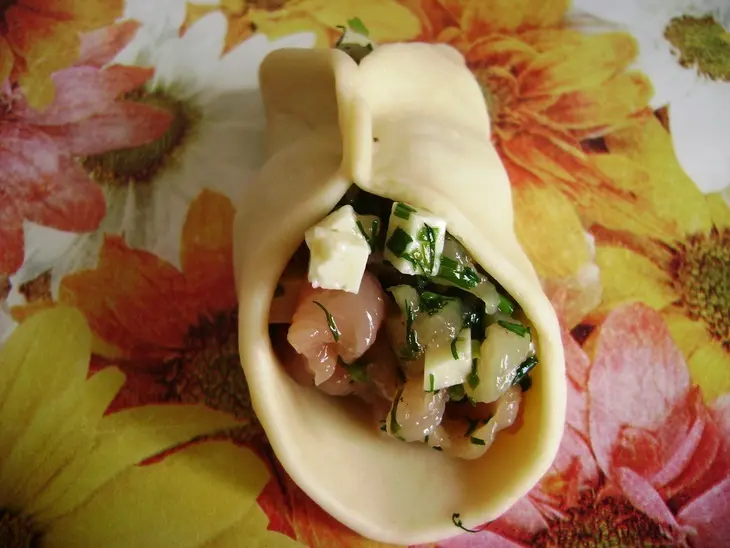 Мантошки с сыром, зеленью и куриным филе.: шаг 3
