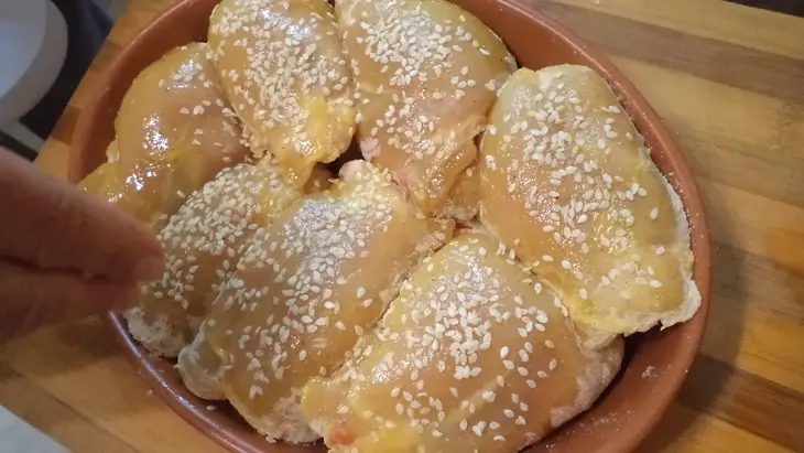 Бедрышки цыпленка запеченные на яблочной перинке с острой приправой и кунжутом.: шаг 3