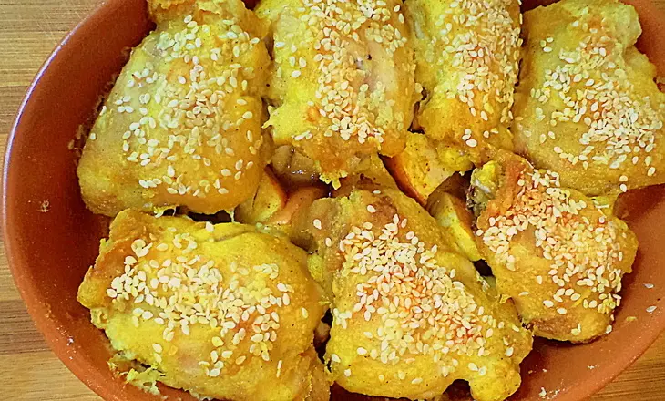Бедрышки цыпленка запеченные на яблочной перинке с острой приправой и кунжутом.: шаг 4