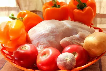 Курица чилиндрон (el pollo al chilindrón).: шаг 1