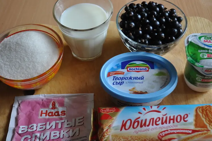 Летний десерт со смородиной и печеньем.: шаг 1