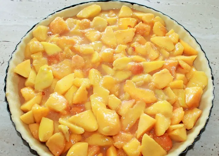 Пирог с манго и персиками: шаг 5