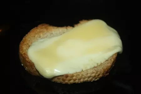 Бенедикт на тосте с сырным соусом: шаг 2