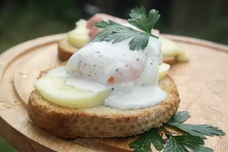 Бенедикт на тосте с сырным соусом: шаг 6