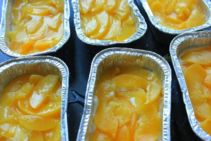 Творожники с кокосом и персиками: шаг 7