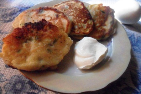 Завтрак в русском стиле: оладьи с зелёным луком и яйцом: шаг 7