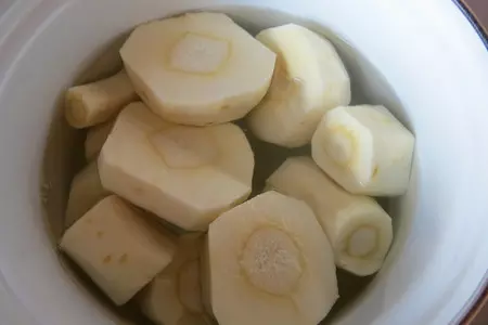Крем-суп из пастернака с томатно-сливочным мороженым и креветками: шаг 3
