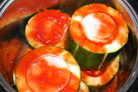 Фаршированный кабачок в томатном соке: шаг 8