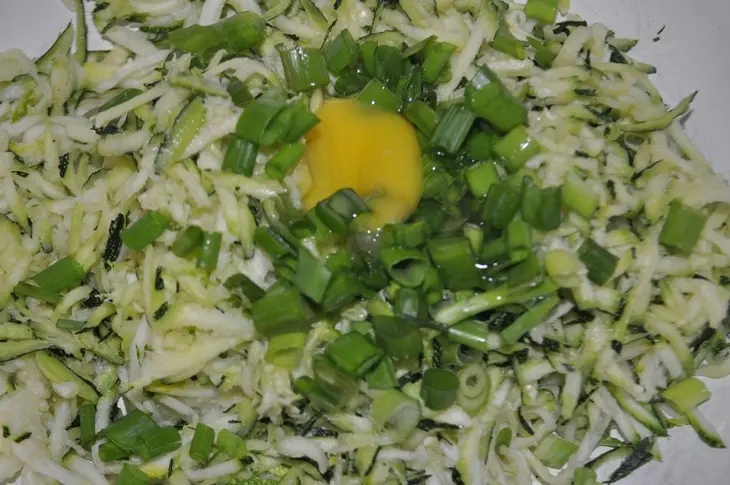 Оладьи из цукини с сырно-чесночным соусом.: шаг 1