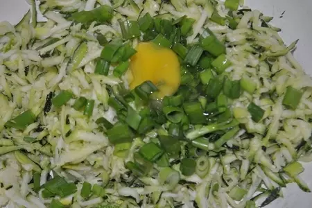 Оладьи из цукини с сырно-чесночным соусом.: шаг 1