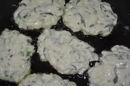 Оладьи из цукини с сырно-чесночным соусом.: шаг 3