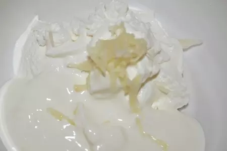 Оладьи из цукини с сырно-чесночным соусом.: шаг 6