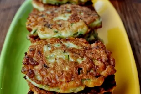 Оладьи из цукини с сырно-чесночным соусом.: шаг 7