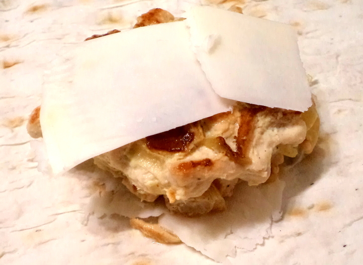 Наш сытный, пикантный завтрак- куриная котлета с козьим сыром в лаваше! : шаг 3
