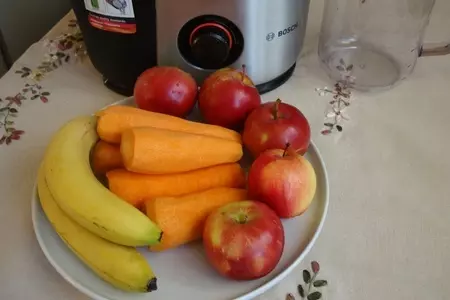 Сок из моркови, бананов и яблок: шаг 1