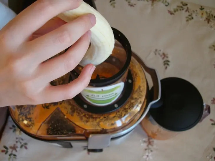 Сок из моркови, бананов и яблок: шаг 5