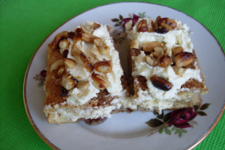Бисквитные  пирожные со взбитыми сливками и орешками: шаг 9