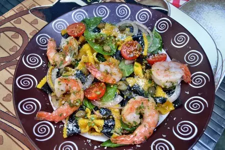 Паста салат с цветными фарфалле и креветками.: шаг 1